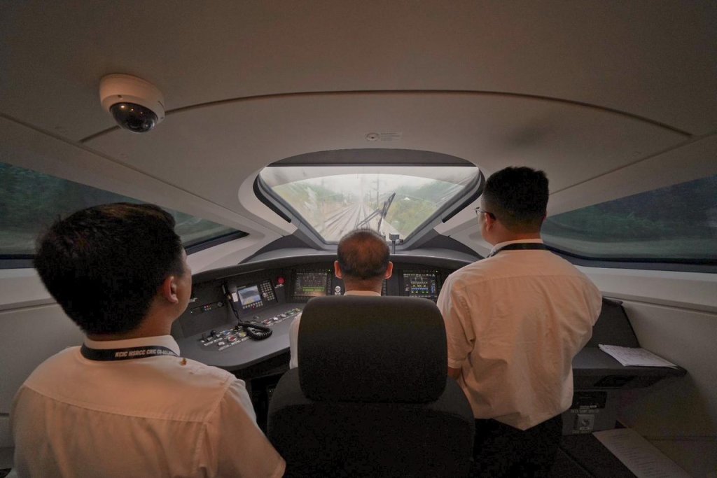 Kereta Api Cepat Jakarta Bandung terus