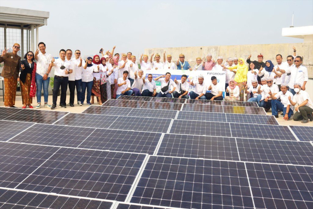 FIFGROUP melakukan peresmian instalasi solar panel