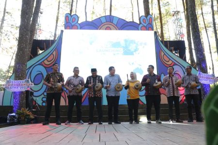 Suara musik mengalun mengiringi para penari