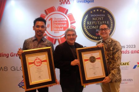 FIFGROUP Raih Award SWA - Business Digest