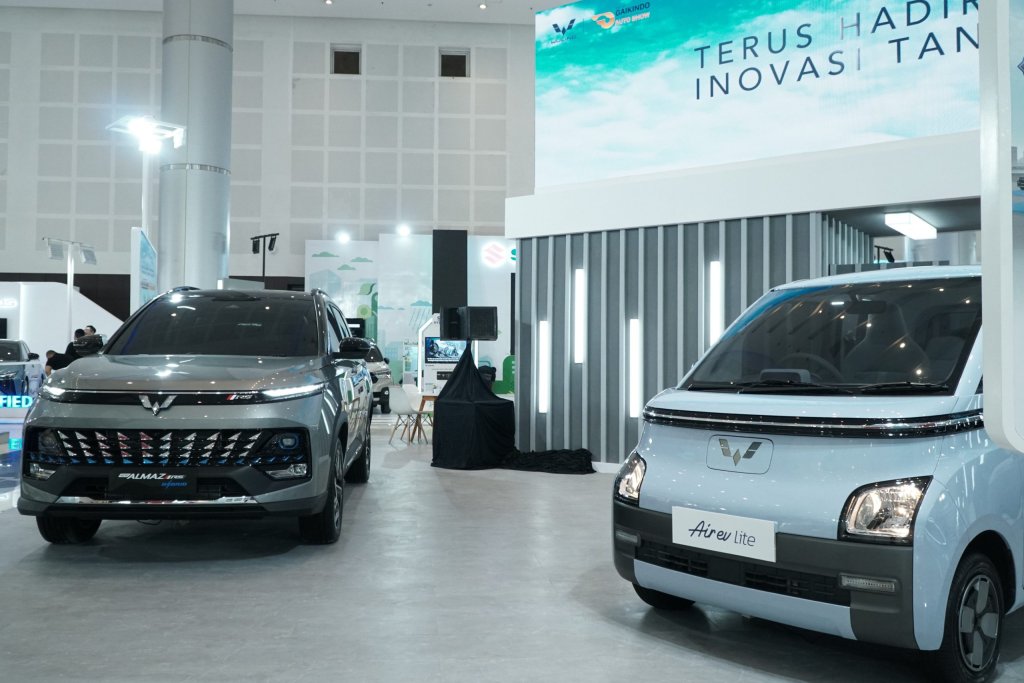 Wuling New Almaz RS dan Air ev Lite di GIIAS Surabaya