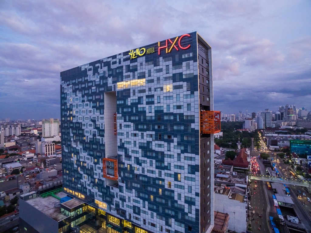 YELLO Hotel Harmoni hadir sebagai akomodasi tepat