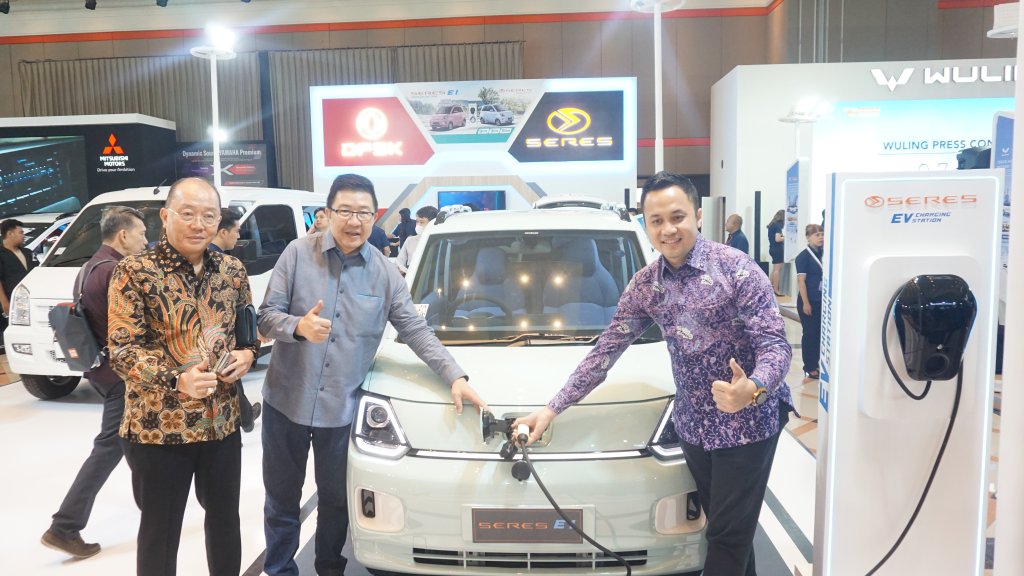DFSK dan Seres menampilkan kendaraan listriknya