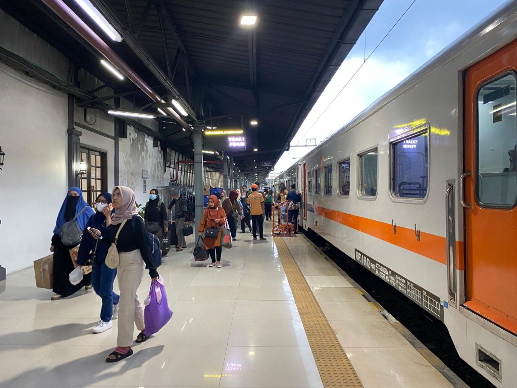 Keberangkatan di Stasiun Gambir dan Pasar Senen