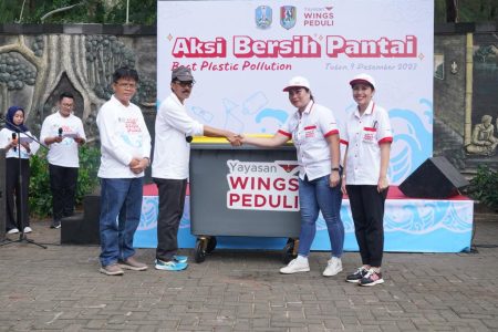 Yayasan WINGS Peduli Gelar Aksi Bersih Pantai Boom