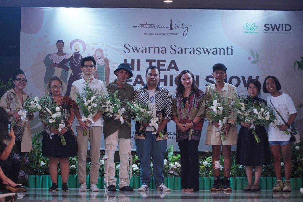 Fashion show bertema "Swarna Saraswanti" digelar