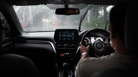 Ketika curah hujan sedang tinggi, beraktivitas menggunakan
