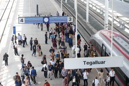 Penumpang Kereta Cepat Whoosh yang akan menuju