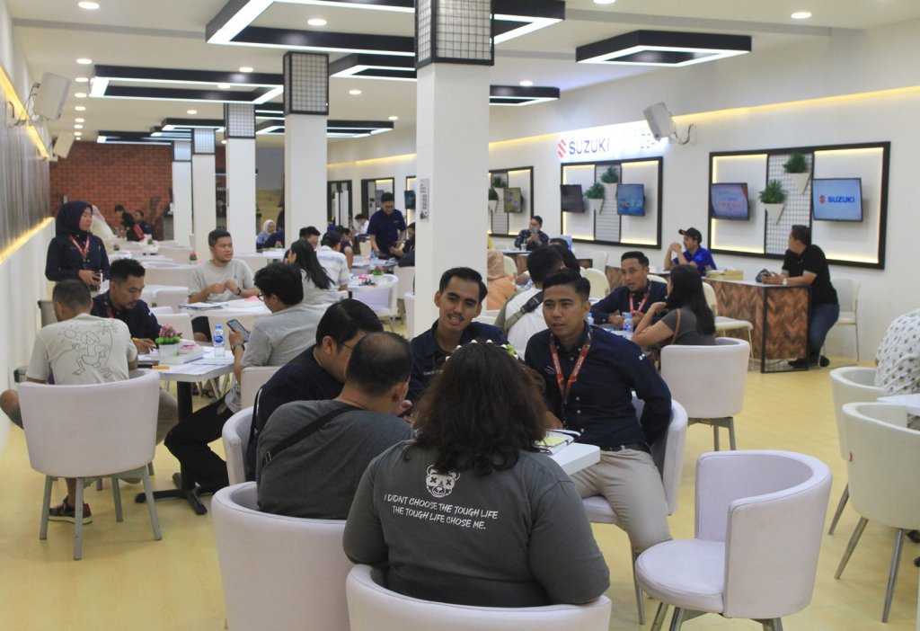 PT Suzuki Indomobil Sales (SIS) booth hingga test drive