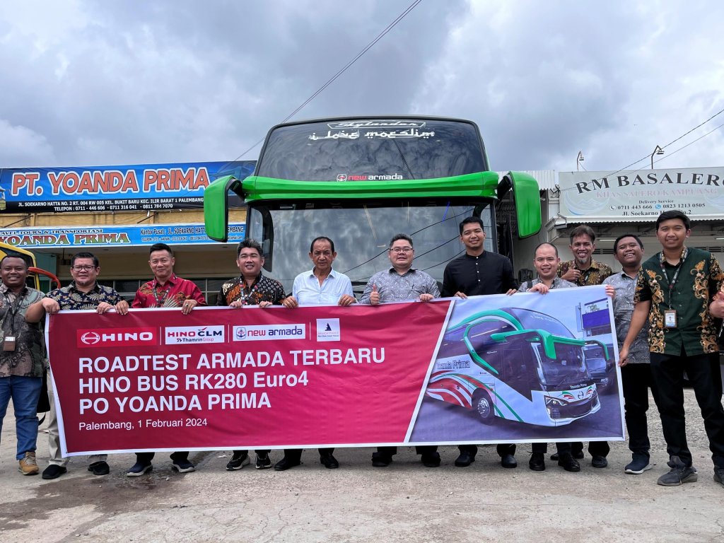 PT Hino Motors Sales Indonesia (HMSI) bersama salah satu