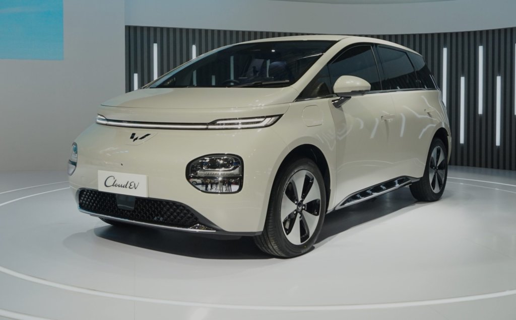 Wuling menampilkan wujud Cloud EV sebagaiÂ  kendaraan