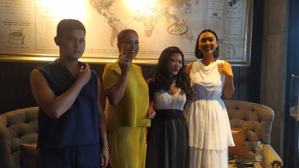 Drg. Hardini Dyah Astuti SpPerio. menghadirkan koleksi