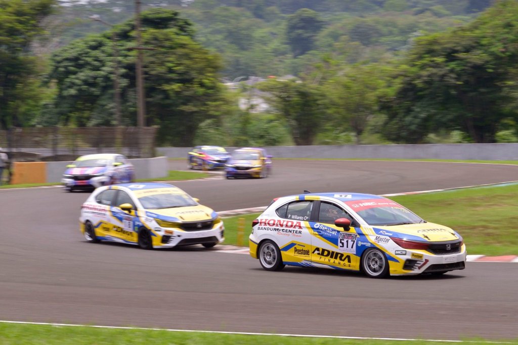 Pembalap andalan Honda Racing Indonesia Avila Bahar dan Alvin Bahar berhasil meraih kemenangan pada seri pembuka kejuaraan balap mobil