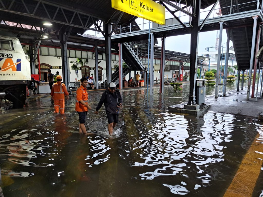 Imbas banjir sejumlah perjalanan KA yang melintas
