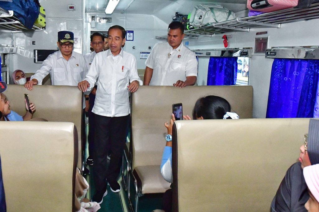 Presiden Joko Widodo meninjau secara langsung arus mudik