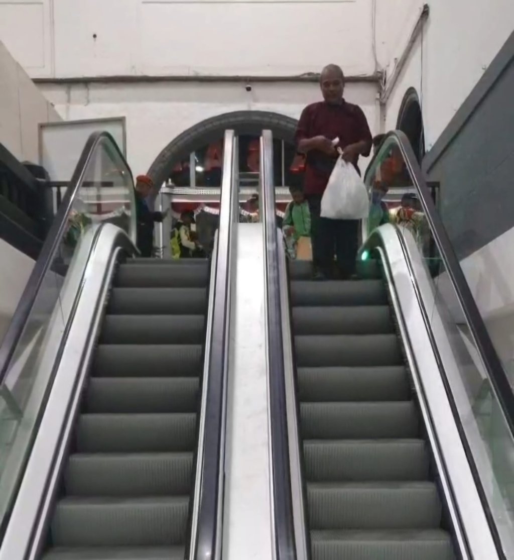 Daop 1 Jakarta telah menyelesaikan pemasangan eskalator tahap pertama di Stasiun Pasar Senen mulai dioperasikan sejak 1 September 2024. Eskalator ini dipasang