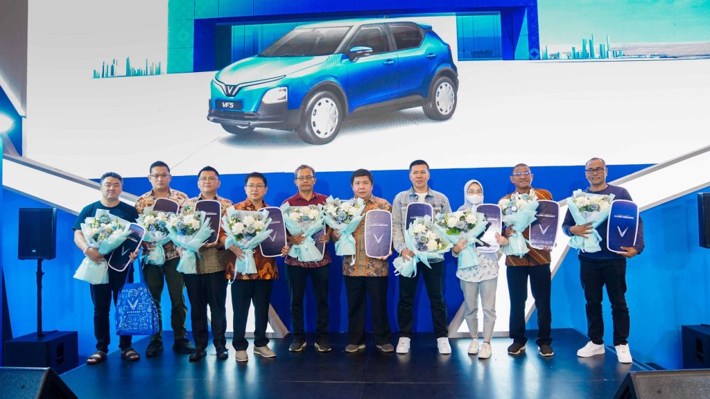 VinFast Auto secara resmi memulai pengiriman mobil listrik