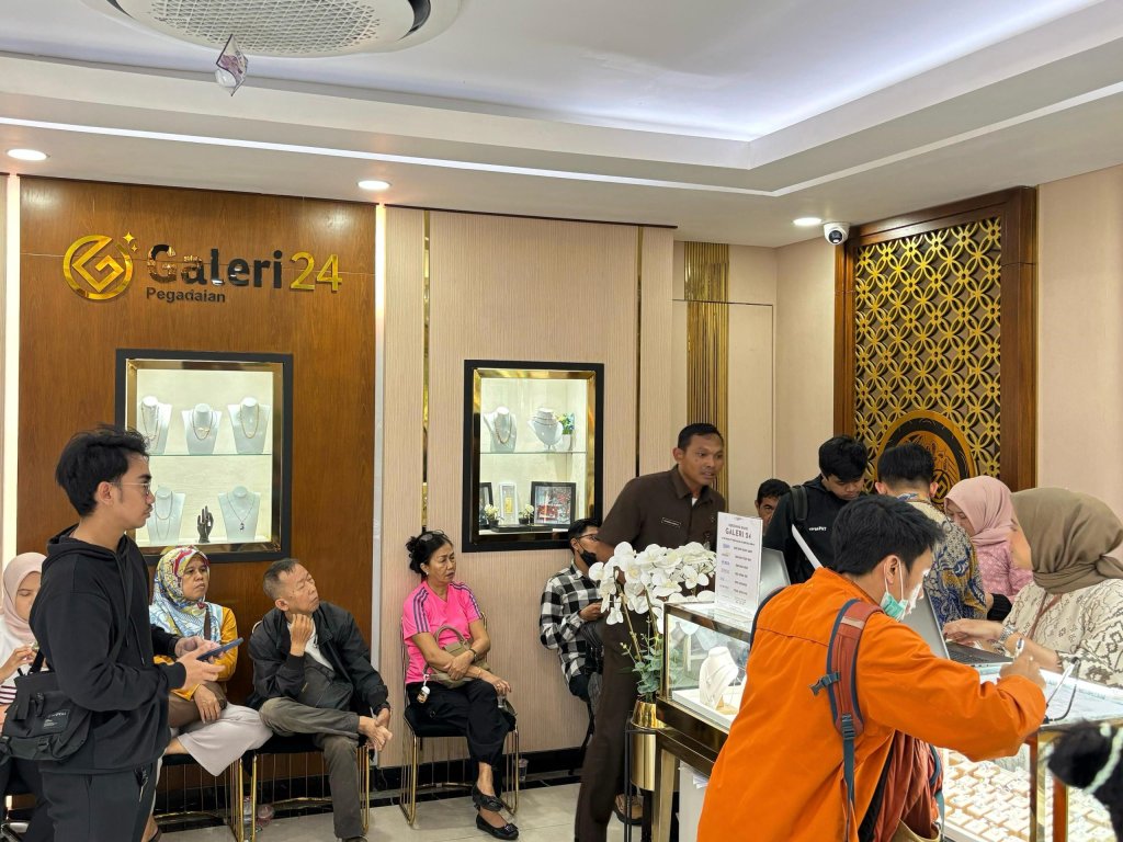 Usai libur Lebaran Idul Fitri 1446 Hijriah, masyarakat berburu emas