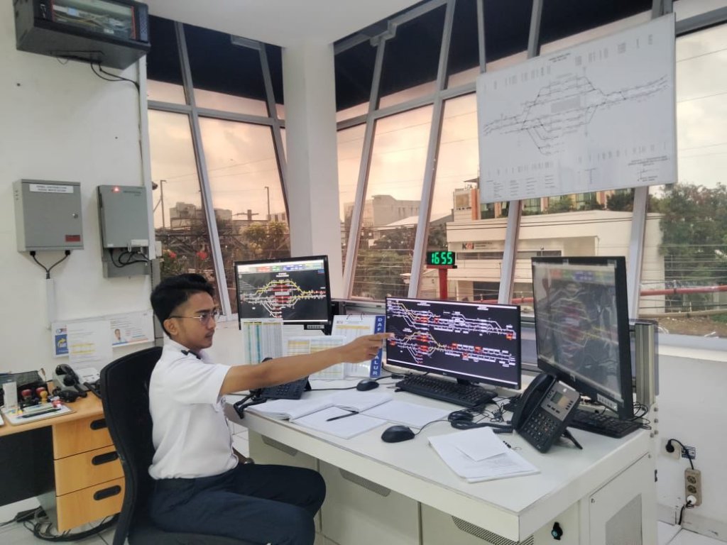 Peran Petugas Pengatur Perjalanan Kereta Api (PPKA) sangat vital