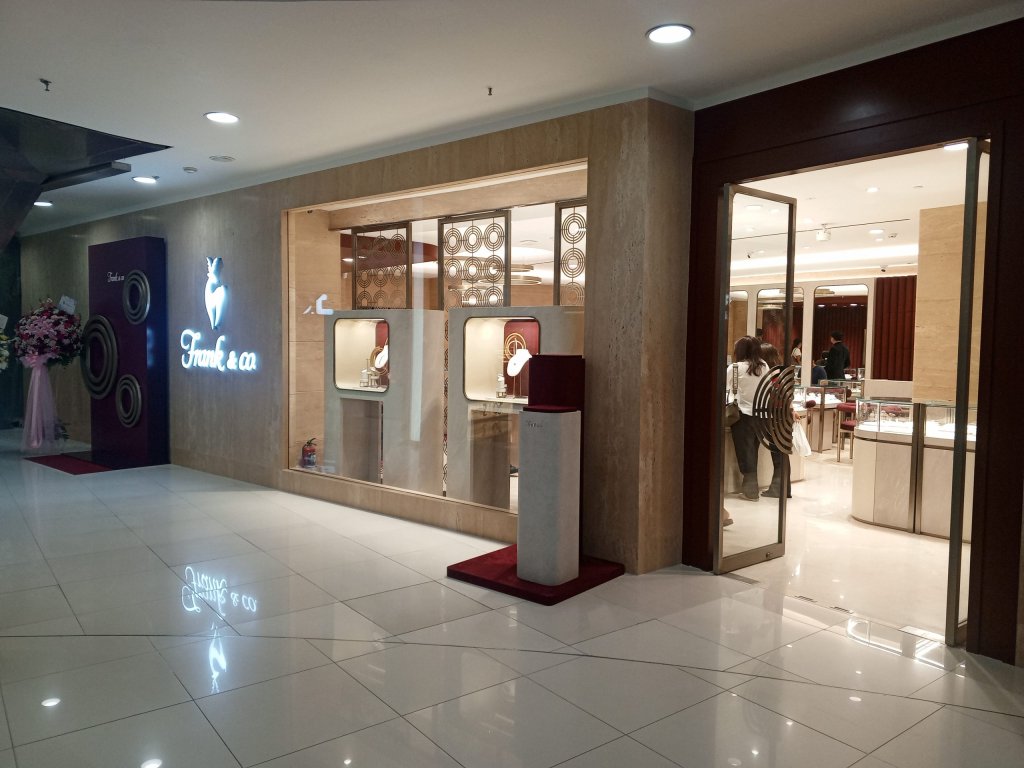 Frank & co., jewellery melakukan reopening store-nya yang berlokasi