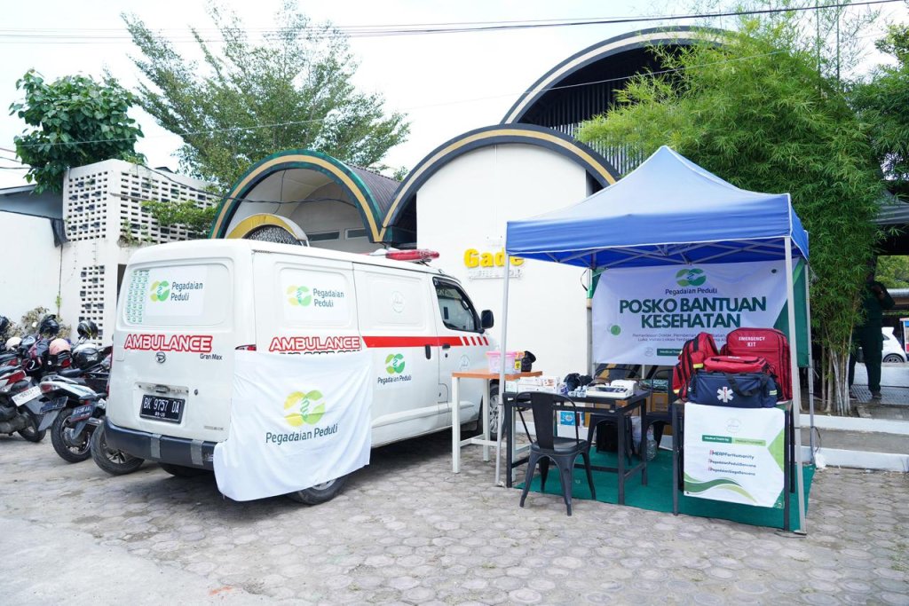 Tim Medical PT Pegadaian melakukan aksi penyelamatan terhadap